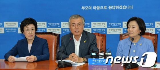 본문 이미지 - 문재인 의원(사진 중앙)   /뉴스1