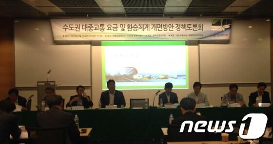 본문 이미지 - 한국교통연구원은 16일 오후 2시 서울 중구 대한상공회의소 중회의실에서 &#39;수도권 대중교통&#39; 정책토론회를 진행했다. 이날 전문가들은 버스 증차는 미봉책에 불과하다며 환승체계 개편 등 중장기적 대책이 수립되야 한다고 입을 모았다. © News1 