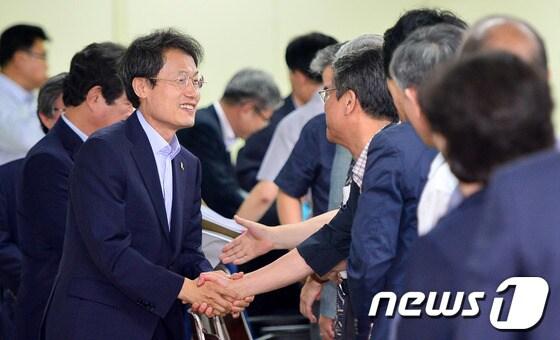 본문 이미지 - 조희연 교육감이 16일 오후 서울시교육청에서 열린 &#39;일반고 교장단과의 간담회에서 교장들과 악수를 나누고 있다. / 뉴스1 © News1 송은석 기자