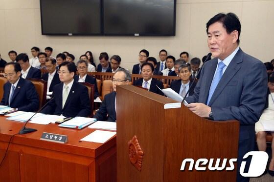 본문 이미지 - 최경환 경제부총리 겸 기획재정부장관이 17일 오전 서울 여의도 국회에서 열린 기획재정위원회 전체회의에 출석해 인사말을 하고 있다.2014.7.17/뉴스1 © News1 이광호 기자