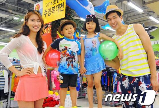 본문 이미지 - 17일 서울 홈플러스 영등포점에서 모델들이 수영복을 선보이고 있다. 홈플러스는 본격적인 물놀이 철을 맞아 수영복 대전을 실시하고 여름 물놀이 용품을 최대 70%할인 판매한다. &#40;홈플러스 제공&#41; 2014.7.17/뉴스1 © News1 