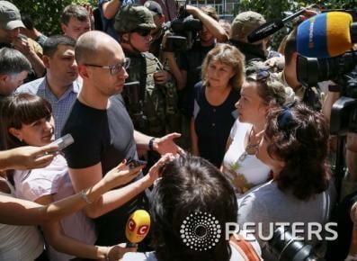 본문 이미지 - 아르세니 야체뉵 우크라이나 총리가 16일(현지시간) 동부 슬라뱐스크를 방문했다. ©로이터=뉴스1 