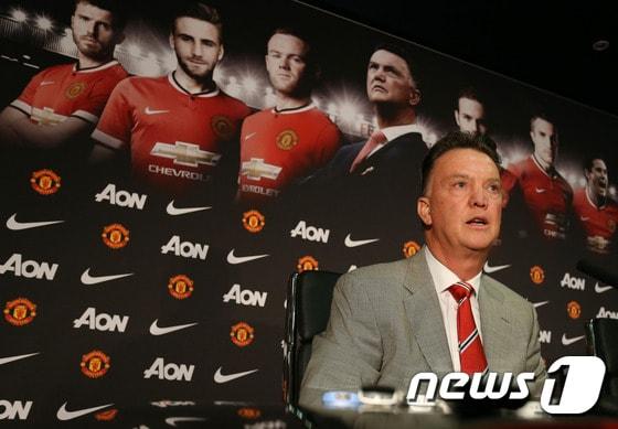 본문 이미지 - 루이스 반할 맨유 감독이 18일(한국시간) 맨체스터 올드 트래퍼드에서 열린 취임 기자회견에서 각오를 밝히고 있다. ⓒ AFP=News