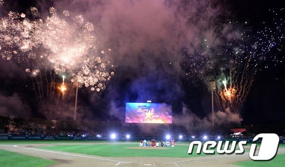 본문 이미지 - 지난 해 7월 18일 광주-기아챔피언스필드에서 열린 "2014 한국야쿠르트 세븐 프로야구 올스타전" 이스턴팀-웨스턴팀 경기 종료 후 경기장 위로 불꽃이 터지고 있다. 2014.7.18/뉴스1 ⓒ News1 이동원