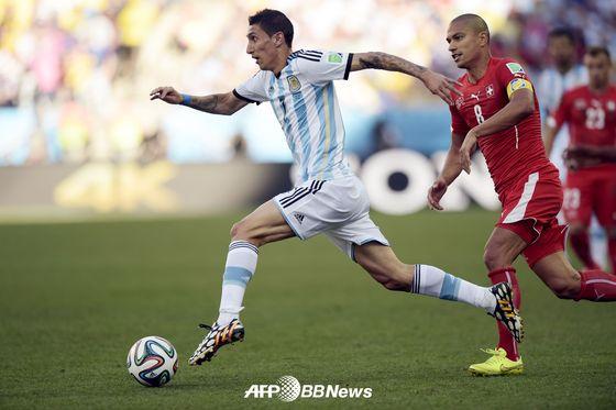 본문 이미지 - 아르헨티나 앙헬 디마리아가 2일(한국시간) 스위스와의 2014 브라질 월드컵 16강에서 빠른 드리블 돌파를 하고 있다. 디마리아는 연장 후반 13분 결승골로 팀의 8강행을 견인했다. © AFP BBNews=News1 