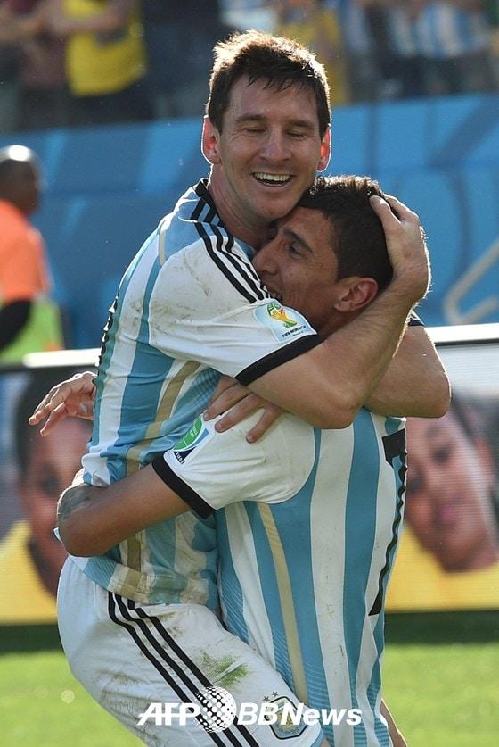 본문 이미지 - 아르헨티나 리오넬 메시(왼쪽)가 2일 2014 브라질 월드컵 16강 스위스와의 경기에서 결승골을 넣은 앙헬 디마리아의 품에 안겨 환호하고 있다. © AFP BBNews=News1 이재상 기자