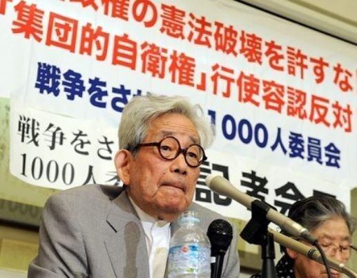 본문 이미지 - 오에 겐자부로가 1일 도쿄도내에서 기자회견을 열고 아베 내각의 집단자위권 각의 결정을 규탄했다. © News1 