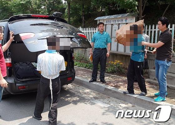 본문 이미지 - 다방 여종업원을 목 졸라 살해한 뒤 시신을 유기한 A씨(43)와 시신 유기를 도와준 A씨의 친형 B(54)씨가 1일 강원 횡성군 공근면 하천 인근 범행 현장에서 범행을 재연하고 있다.(강원지방경찰청 제공) 2014.7.2/뉴스1 © News1   이예지 기자