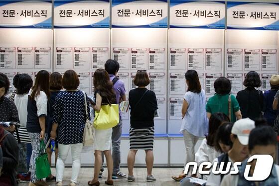 본문 이미지 - 구직자들이 2일 서울 강남구 삼성동 코엑스에서 열린 '시간선택제 일자리 채용박람회'에서 채용공고를 살피고 있다. 고용노동부가 주최하고 잡코리아가 운영하는 이번 박람회는 기업과 공공기관 등 90여 곳이 참여해 3100여 명을 채용할 계획이다. 2014.7.2/뉴스1 © News1   유승관 기자