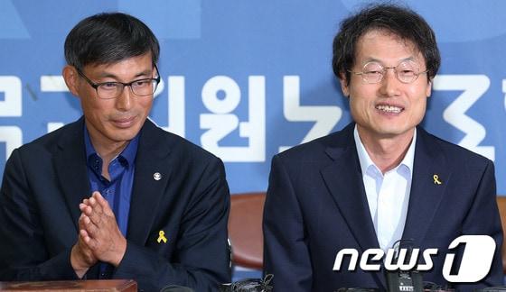 본문 이미지 - 조희연 서울시교육감&#40;오른쪽&#41;과 김정훈 전교조 위원장. /  © News1   오대일 기자