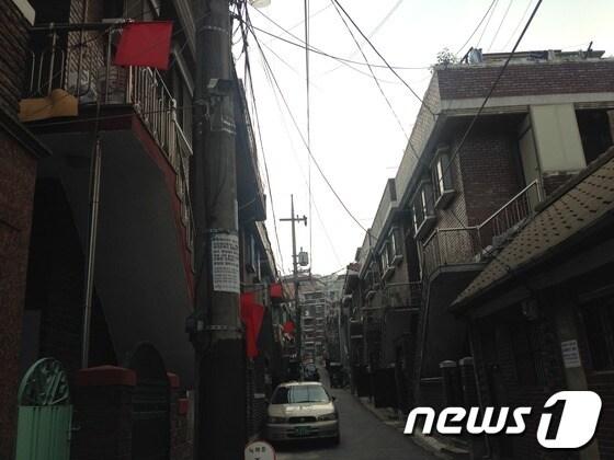 본문 이미지 - 2일 서울 양천구 신정3동 일대에 위치한 신정2-1구역의 몇몇 주택들에 '재개발사업 추진 반대'를 의미하는 붉은 색 깃발이 내걸려 있다. /사진=최동순 기자 © News1 