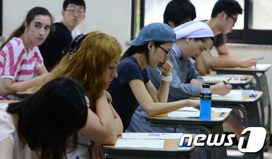 본문 이미지 - 외국인들이 한국어능력시험(TOPIK)을 치르고 있다. /뉴스1 ⓒ News1 양동욱