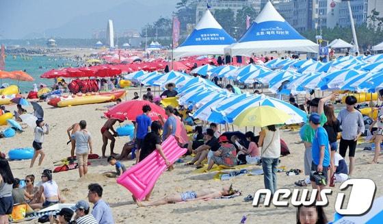 본문 이미지 - 강원 강릉지역이 연일 최고기온 30도를 웃도는 가운데 20일 경포해변을 찾은 피서객이 파사솔 아래서 무더위를 쫓고 있다. 경포해변은 개장 후 현재까지 15만여 명의 관광객이 방문했다. 2014.7.20/뉴스1