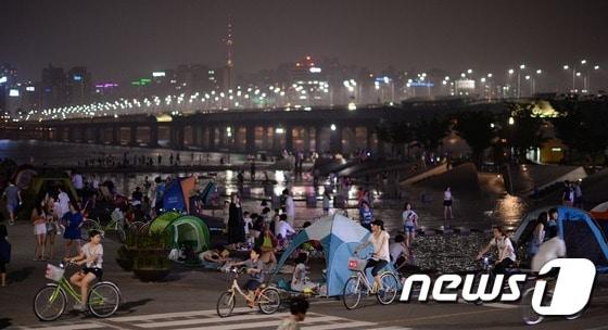 본문 이미지 - 열대야가 기승을 부린 20일 저녁 시민들이 더위를 식히고 있다. 2014.7.20/뉴스1