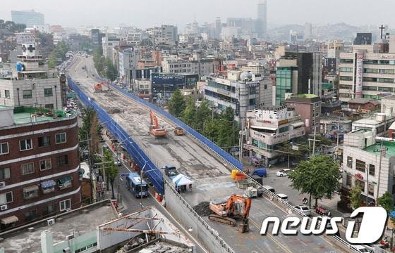 본문 이미지 - 21일 서울 중구 동호로 약수고가에서 도로철거 작업이 진행되고 있다. 서울시는 고가도로 일대 교통을 통제하고 오는 8월 말까지 철거공사를 진행한다고 밝혔다. 2014.7.21/뉴스1 ⓒ News1 허경