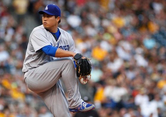 본문 이미지 - "코리안 몬스터" 류현진(27·LA 다저스)이 22일(한국시간) 미국 펜실베니아주 피츠버그의 PNC 파크에서 열린 2014 메이저리그 피츠버그 파이어리츠와의 경기에서 역투하고 있다.ⓒ AFP=News1