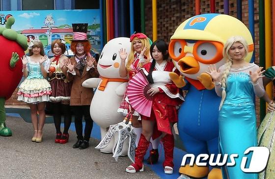 본문 이미지 - 22일 오전 서울 중구 서울애니메이션센터에서 열린 제18회 서울국제애니메이션 페스티벌(SICAF2014)에서 다양한 만화 캐릭터들이 포즈를 취하고 있다. 2014.7.22/뉴스1 ⓒ News1 허경