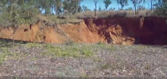 본문 이미지 - 호주  북부 다윈강 인근에 생긴 거대 싱크홀 ⓒ유튜브= News1