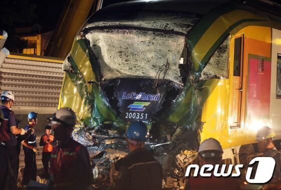 본문 이미지 - 22일 오후 5시 51분 강원 태백시 상장동 태백소방서 앞 태백역-문곡역 사이 철길에서 제천발 서울행 O트레인 관광열차와 청량리발 강릉행 무궁화호 여객열차가 정면 충돌해 승객 1명이 숨지고 91명이 부상을 입는 사고가 발생했다. 23일 새벽 열차사고 현장에서 열차 분리작업이 진행되고 있다. 2014.7.23/뉴스1 ⓒ News1 허경