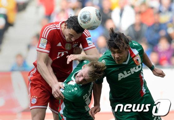 본문 이미지 - 아우크스부르크의 홍정호(오른쪽)가 후반 교체 출전해 팀 승리에 힘을 보탰다. ⓒ AFP=News1