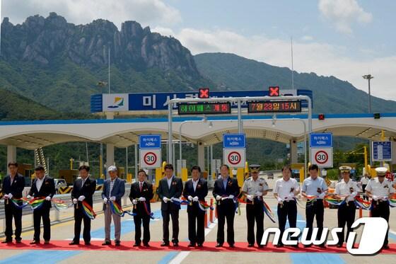 본문 이미지 - 지난 2014년 미시령 하이패스개통식 모습(뉴스1 DB)/뉴스1 ⓒ News1 엄용주 기자