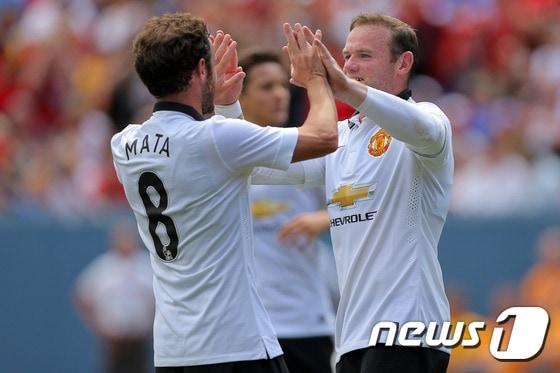 본문 이미지 - 맨유 웨인 루니와 후안 마타. ⓒ AFP=News1