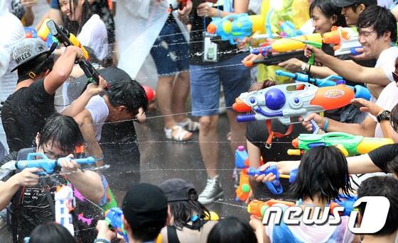 본문 이미지 - 지난해 7월27일 서울 서대문구 신촌 연세로에서 열린 제2회 신촌 물총축제에서 참가자들이 물총을 쏘며 한여름 폭염을 식히고 있다. ⓒ News1 오대일