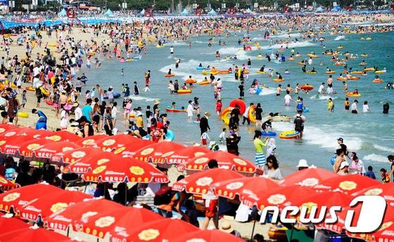본문 이미지 - 본격적인 휴가철을 맞은 27일 오후 부산 해운대해수욕장이 피서객들로 붐비고 있다. 이날 해운대해수욕장에는 50만명의 피서객들이 찾았다. 2014.7.27/뉴스1