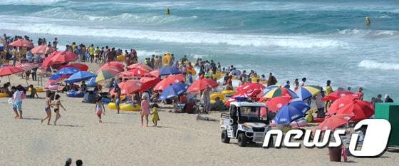 본문 이미지 - 본격적인 피서철이 시작된 27일 강원 동해시 망상해변이 전국의 피서객으로 가득하다. 2014.7.27/뉴스1