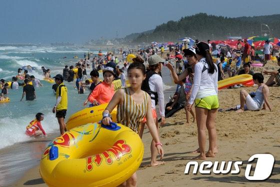 본문 이미지 - 본격적인 피서철이 시작된 27일 강원 동해시 망상해변이 전국의 피서객으로 가득하다. 이날 동해안 지역은 파도가 높아 경포해변은 해수욕이 금지됐으나 망상해변은 안전요원의 인도 아래 해수욕이 이뤄졌다. 이곳에서는 내달 3일까지 망상해변축제가 진행되며 현재까지 50여 만명의 피서객이 방문했다. 2014.7.27/뉴스1