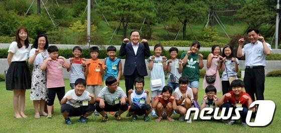 본문 이미지 - 정홍원 국무총리가 28일 정부세종청사 총리공관에서 공주 금학초 4학년 학생들을 초청해 공무원의 역활과 궁금증을 풀어 주는 등 1일 교사활동을 하고 있다. (국무총리실 제공) 2014.7.28/뉴스1