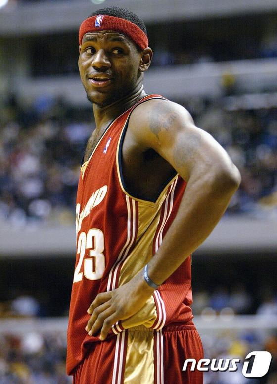 본문 이미지 - 클리블랜드 캐벌리어스로 돌아오면서 당시의 등번호 23번으로 되바꾼 르브론 제임스. ⓒ AFP=News1