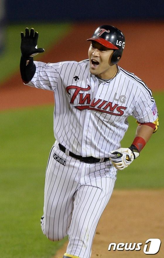 본문 이미지 - LG 트윈스 정의윤이 24일 트레이드를 통해 SK 와이번스 유니폼으로 갈아입게 됐다. 이날 SK와 LG는 3대3 트레이드를 단행해 전력을 보강했다. ⓒ News1 박지혜 기자