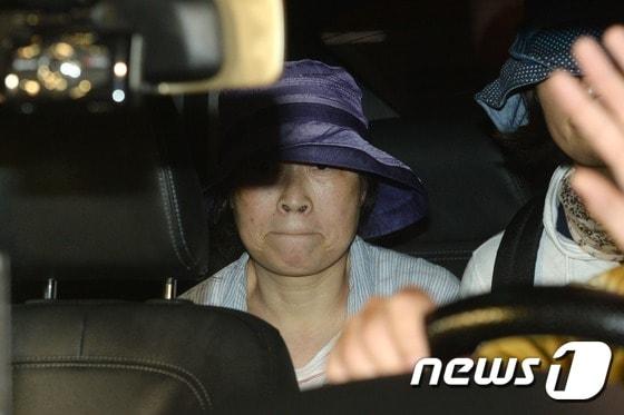본문 이미지 - '김엄마'로 불리며 유병언 전 세모그룹 회장의 도피를 도운 혐의를 받고 있는 구원파 여성신도가 지난달 28일 오후 택시를 이용해 인천 남구 학익동 인천지방검찰청을 나서고 있다. 2014.7.28/뉴스1 ⓒ News1 정회성 기자