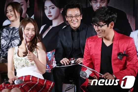 본문 이미지 - 배우 신세경이 29일 오전 서울 광진구 자양동 롯데시네마 건대입구에서 열린 영화 "타짜-신의 손" 제작보고회에서 그룹 빅뱅 탑의 답변에 웃음을 터뜨리고 있다.2014.7.29 스타뉴스 /뉴스1