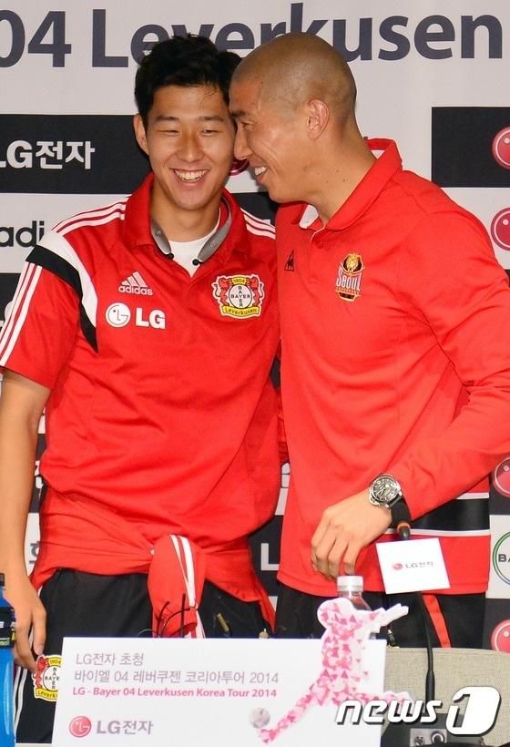 본문 이미지 - 레버쿠젠 손흥민과 FC서울 차두리가 29일 오후 서울월드컵경기장에서 열린 "LG전자 초청 바이엘 04 레버쿠젠 코리안투어 2014" 공식 기자회견에서 반갑게 인사하고 있다. 2014.7.29/뉴스1
