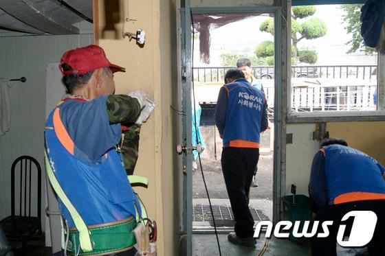 본문 이미지 - 코레일 강원본부 전기처 직원을 비롯한 해오름 봉사회 회원들이 29일 동해시 송정동의 지체장애인 집을 방문해 집수리 봉사활동을 펼치고 있다. (사진제공=코레일 강원본부) 2014.7.29/뉴스1