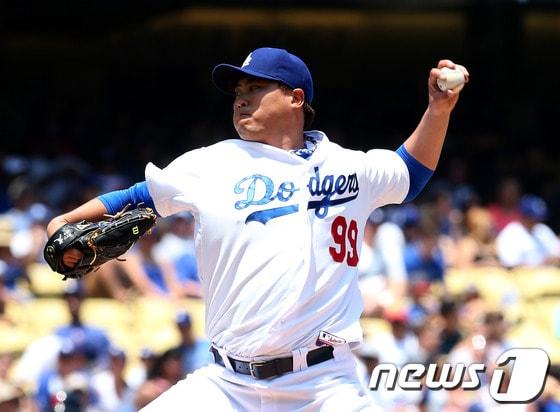 본문 이미지 - &#39;코리안 몬스터&#39; 류현진&#40;27·LA 다저스&#41;이 3일&#40;한국시간&#41; 미국 캘리포니아주 로스앤젤레스의 다저스타디움에서 열린 2014 메이저리그 클리블랜드 인디언스와의 경기에서 역투하고 있다.© News1 