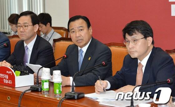 본문 이미지 - 이완구 새누리당 원내대표가 3일 오전 서울 여의도 국회 당대표실에서 열린 비상대책위원회의에서 모두발언을 하고 있다. 이 자리에서 이 원내대표는 