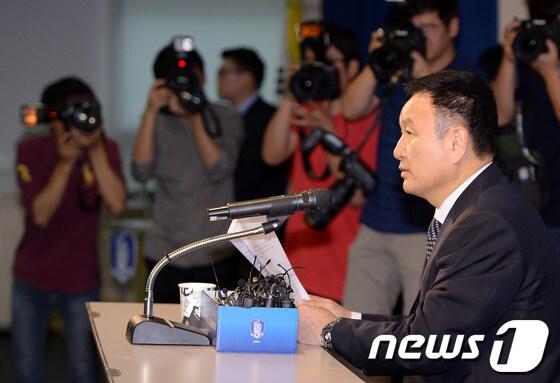 본문 이미지 - 허정무 대한축구협회 부회장이 3일 오전 서울 신문로 축구회관에서 열린 홍명보 감독의 거취 관련 기자회견을 하고 있다. 2014.7.3/뉴스1 © News1 이동원 기자