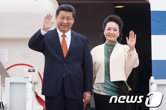 본문 이미지 - 지난 2014년 7월 3일 방한 당시 시진핑(習近平) 중국 국가주석이 부인 펑리위안(彭麗媛) 여사와 함께 경기도 성남 서울공항에 도착해 손을 흔들고 있다. 2014.7.3/뉴스1