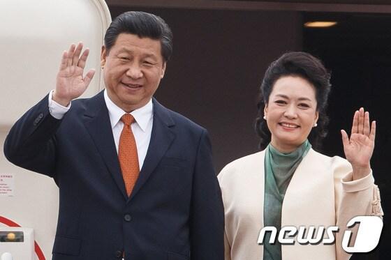본문 이미지 - 시진핑(習近平) 중국 국가주석이 부인 펑리위안(彭麗媛) 여사와 함께 3일 경기도 성남 서울공항에 도착해 손을 흔들고 있다.시 주석은 이날 오후 청와대에서 박근혜 대통령과 한·중 정상회담을 한 뒤 공동 기자회견을 열어 회담 결과를 설명할 예정이다. 이날 회담에선 북핵문제, 대일관계, 경제협력, 문화교류 등 양국간 '전략적 협력 동반자관계'의 심화발전을 위한 구체적인 방안을 협의한다. 2014.7.3/뉴스1 © News1 유승관 기자