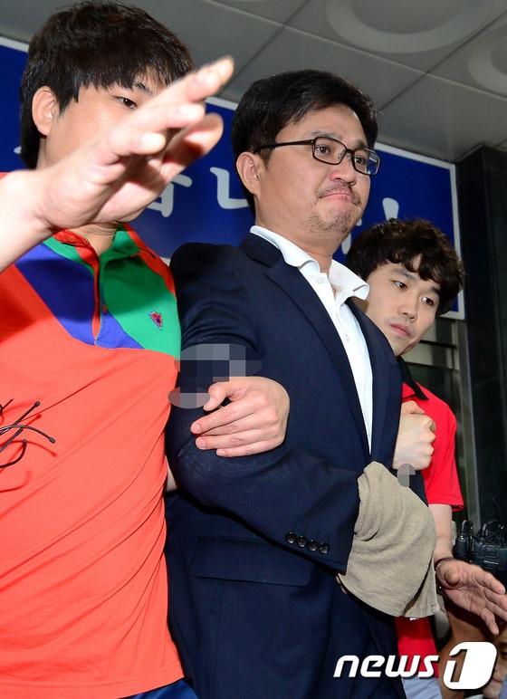 본문 이미지 - 60대 재력가 청부살해 사건과 관련해 살인교사 혐의로 구속된 김형식(44) 서울시의회 의원이 3일 오후 서울 강서경찰서에서 나와 검찰로 송치되고 있다. 2014.7.3/뉴스1 © News1   박정호 기자