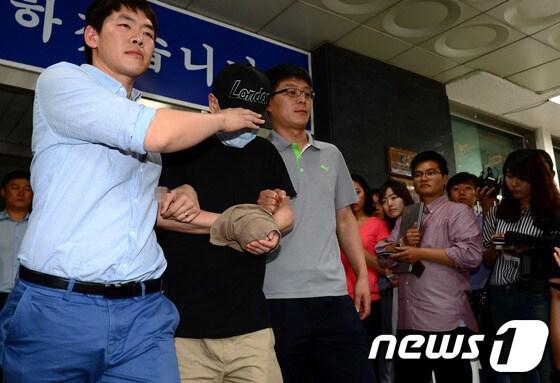 본문 이미지 - 60대 재력가 청부살해 사건과 관련해 살인 혐의로 구속된 팽모&#40;44&#41;씨가 3일 오후 서울 강서경찰서에서 검찰로 송치되기 위해 밖으로 나오고 있다./뉴스1 © News1 박정호 기자