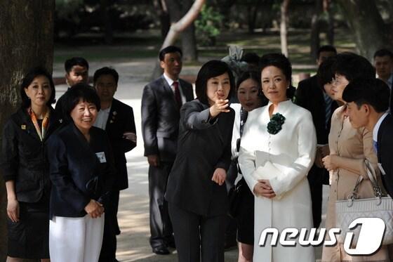 본문 이미지 - 3일 창덕궁을 방문한 중국의 &#39;디이푸런&#39;&#40;第一夫人·퍼스트레이디&#41; 펑리위안&#40;오른쪽&#41; 여사가 조윤선 청와대 정무수석의 안내를 받고 있다. &#40;문화재청 제공&#41; © News1 