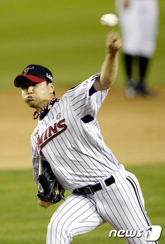 본문 이미지 - LG 트윈스에서 SK 와이번스로 팀을 옮긴 투수 신재웅. (뉴스1 자료사진) ⓒ News1