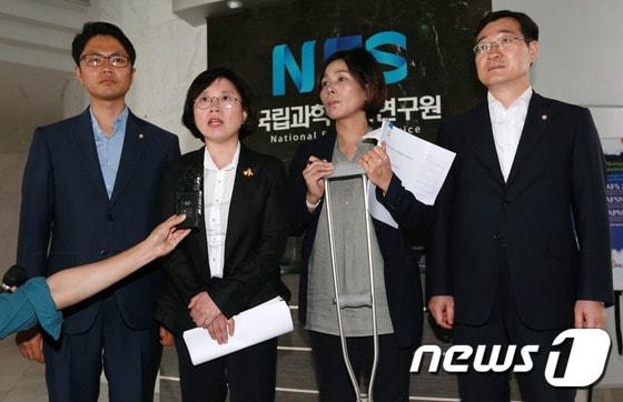 본문 이미지 - 19대 국회 시절인 2014년 7월 30일 유병언 전 세모그룹 회장의 변사체를 부검한 서울 양천구 신월동 국립과학수사연구원 서울 분원을 방문한 김광진(왼쪽부터), 김현, 최민희, 민홍철 민주당 의원..  2014.7.30/뉴스1 ⓒ News1 오대일