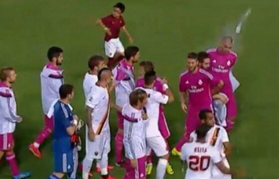 본문 이미지 - 케이타가 페페에게 물병을 투척했다. ⓒ News1