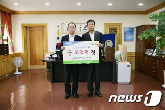 본문 이미지 - 김기섭 총장(왼쪽)과 하상경 부산영업본부장ⓒ News1