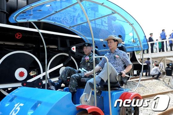 본문 이미지 - 최명희 강릉시장(오른쪽)과 금용백 23사단장(왼쪽)이 31일 강릉 정동진 시계박물관 부근에서 열린 레일핸드바이크 개통식에 참가해 시승식을 하고 있다. 정동진레일핸드바이크는 이날 개통식을 시작으로 8월부터 본격적인 운행에 들어간다. 2014.7.31/뉴스1